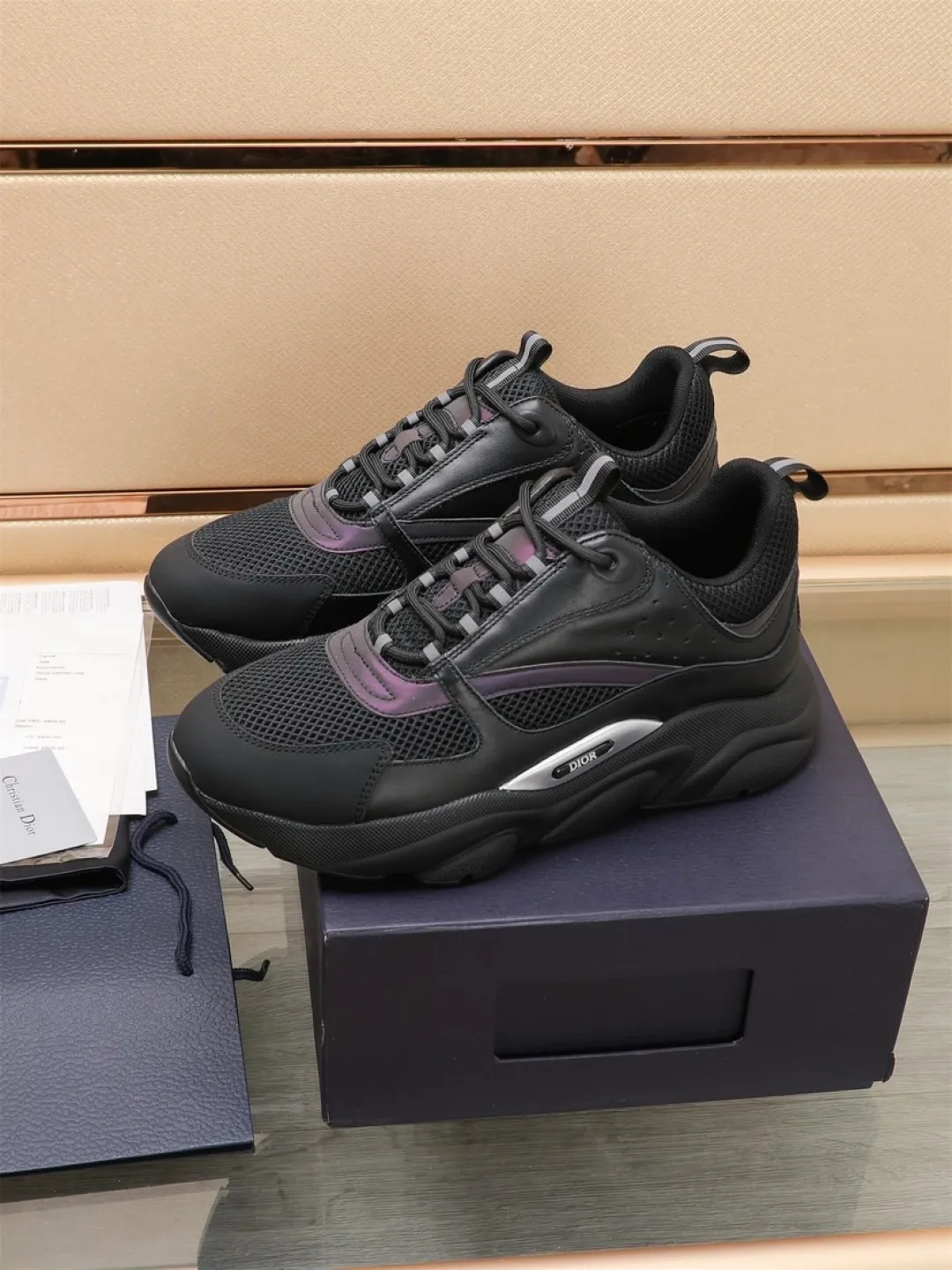 Men's shoes 💰P460💰【Dior】Dior✨ is online at the same time👏 This casual sneaker is a new product in the series and continues Di*r's classic style. The upper is made of original mesh and cow leather, with a two-color textured outsole, and the brand's iconic details on the rear collar and heel to enhance the style. Fashionable and versatile. Wear it with jeans or slacks for a casual look. Size: 38-44 (45 customized)